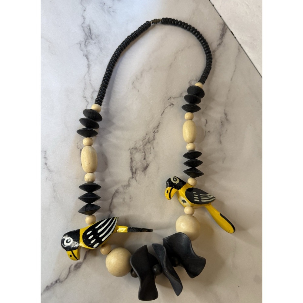 VINTAGE HAND CARVED Bird WOODEN BEAD‎ NECKLACE BARREL CLASP